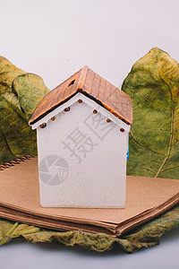 装在秋叶和笔记本上的小模特小房子住房抵押叶子财产建筑商业树叶小屋建筑学邻里图片