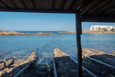 西班牙Formentera岛的美丽海滩上 水清澈明了假期蓝色码头旅行地平线天空钓鱼支撑太阳海岸图片