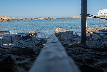 西班牙Formentera岛的美丽海滩上 水清澈明了旅行地平线海洋支撑海岸蓝色码头动物太阳天空背景图片