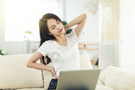 年轻妇女在家中工作 长时间工作 肩膀疼痛;图片