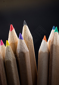用于创意思想和概念的彩色铅笔 绘图和绘画插图红色光谱蜡笔木头彩虹绿色艺术学校白色图片
