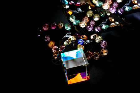 彩色明亮的玻璃棱镜立方体以鲜艳的彩虹色折射光光谱照明正方形水晶教育实验过滤器射线亮度活力图片