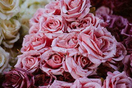 人造玫瑰作为花艺在竞争中织物风格装饰纪念日玫瑰婚礼叶子塑料花瓣手工图片