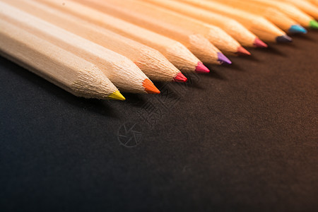 彩色铅笔 用于创意思想和概念红色橙子蜡笔绿色木头学校黄色教育彩虹绘画图片