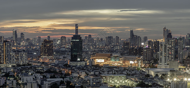 曼谷城市天际的日落全景 夜幕中天空雕刻着美丽的景色 有选择的焦点时段时间黄金建筑学市中心戏剧性景观地平线天堂风景图片