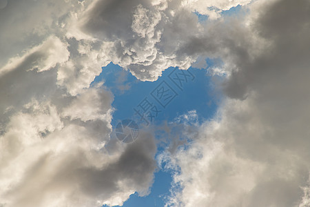 太阳闪耀在天空的云中 云的形状唤起想象力和创造力 笑声阳光空气气氛戏剧性自由阴霾生活场景天气想像力图片