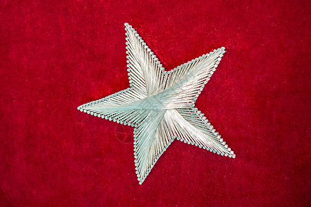 红色背景上由钢钉和绳子制成的星星细绳装饰品金属合金庆典指甲图片