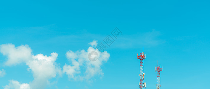 与蓝天和白云的电信塔 无线电和卫星杆 通信技术 电信行业 移动或电信 4g 和 5g 网络 电信塔图片