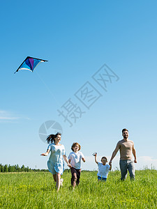 欢乐的一家人放风筝图片