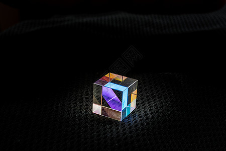 彩色明亮的玻璃棱镜立方体以鲜艳的彩虹色折射光射线亮度技术向色水晶活力照明科学光学教育图片