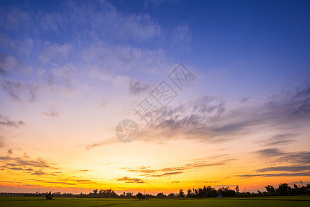 橙色天空背景纹理 白云日落戏剧性阳光太阳自由天堂气氛地平线季节金子天气图片