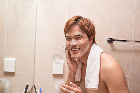 一个亚洲人在浴室洗手的肖像成人奶油剃须皮肤反射胡须刮胡子毛巾护理身体图片