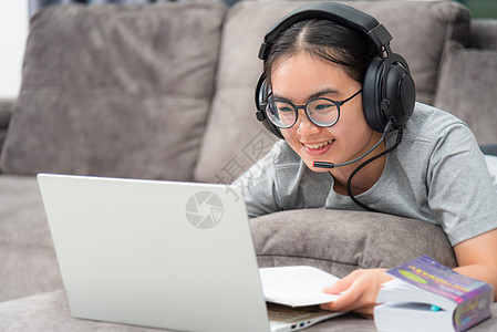 在家网上远程学习在线学习女士眼镜耳机青少年女孩班级教育电话笔记本房间图片