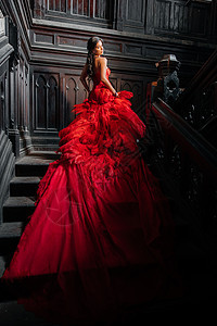 古老的红衣旧衣服 城堡美丽美丽的公主 穿着诱人服装建筑学女士舞会红色化妆品古董戏服女性魅力童话图片
