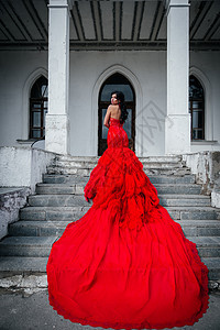 古老的红衣旧衣服 城堡美丽美丽的公主 穿着诱人服装化妆品舞会魅力建筑学童话女士女王女性红色古董图片