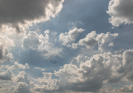 太阳闪耀在天空的云中 云的形状唤起想象力和创造力 笑声天气空气蓝色环境场景想像力云景戏剧性气氛阳光图片