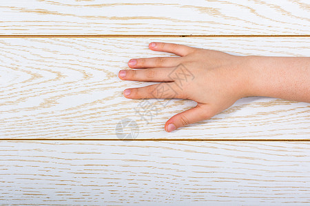 手在木制背景上举手示意身体女性白色手指女士手腕木头信号拳头手势图片