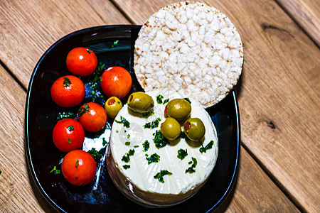 剪切板上加香料 橄榄和樱桃番茄的美味白奶酪食物烹饪沙拉美食草本植物盘子健康饮食营养饮食小吃图片