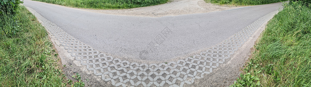 欧洲北部有田地和树木的农村道路全景 4蓝色环境栽培爬坡道太阳农场风景农业草地地平线图片