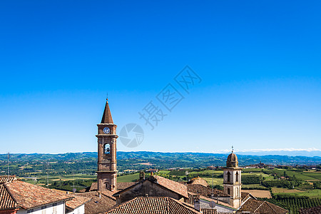 意大利的皮德蒙特山丘有风景优美的乡村 葡萄园田和蓝天 左侧是Govone钟塔爬坡村庄场地土地栽培季节葡萄园房子农村国家图片