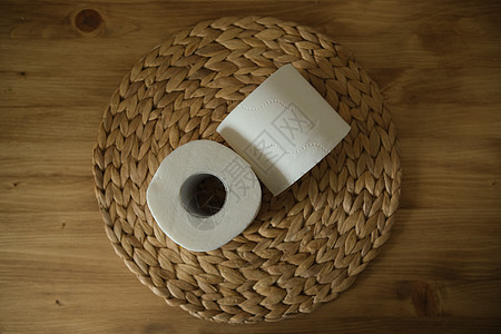 木制桌上的粪便纸 两卷白色 圆形垫子 白色和米色 顶部视图卫生间清洁工柔软度地面洗手间浴室屁股厕所卫生设施图片