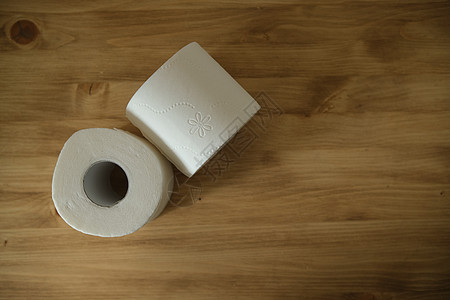 木制桌上的厕所纸 两个白卷 Beige 颜色 顶视图屁股家庭卫生间床单回收管子柔软度浴室清洁工地面图片