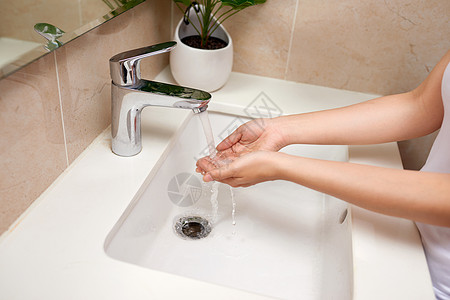在自来水下用肥皂洗手卫生健康跑步浴室卫生间液体手指溪流女士生活图片