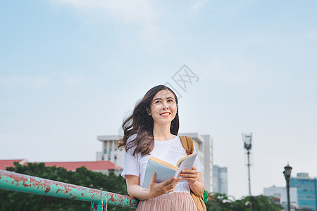 年轻美少女在一座城市观桥上读书知识闲暇学习青少年教育女士学校公园享受女性图片