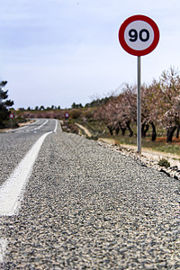 道路数字带路速标志的孤独道路砂砾路基路线运输山脉石头警告圆圈支撑国家背景