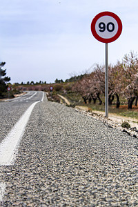 带路速标志的孤独道路砂砾路基路线运输山脉石头警告圆圈支撑国家背景图片