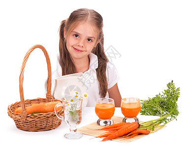 白色背景孤立的女孩和胡萝卜汁保健饮食快乐孩子玻璃微笑食物机器童年幸福图片