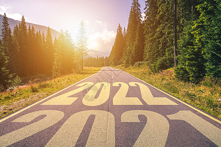 空荡荡的柏油路和 2022 年新年概念 在山区一条空旷的道路上行驶到即将到来的 2022 年 留下旧的 2021 年 成功和消磨图片