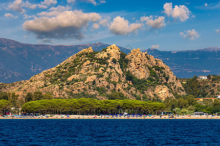 蓝色的大海和 Cala Luna 的特色洞穴 这是意大利撒丁岛的一个海滩 在地中海沿岸的大海洞 意大利撒丁岛海洋晴天岩石场景高尔图片