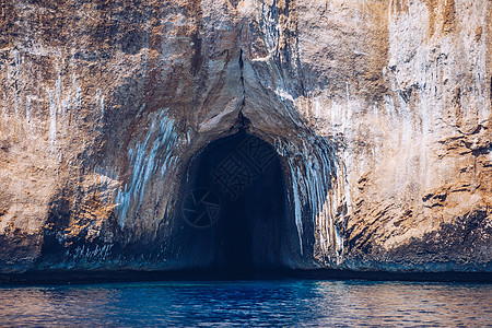 蓝色的大海和 Cala Luna 的特色洞穴 这是意大利撒丁岛的一个海滩 在地中海沿岸的大海洞 意大利撒丁岛天空石窟高尔夫球旅游图片