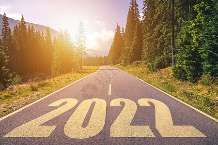空荡荡的柏油路和 2022 年新年概念 在山区的一条空旷的道路上行驶到即将到来的 2022 年 成功和消磨时间的概念辉光预言地平图片