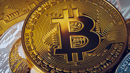 带有金色比特币的加密货币堆栈 比特币作为最重要的加密货币概念 比特币 物理比特币 数字货币 加密货币 与 bitcoi 的金币互图片
