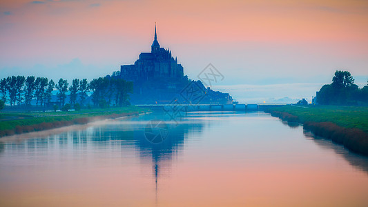 法国北部诺曼底(Normandy)的美景 著名的潮汐岛在日出时的美丽全景图片