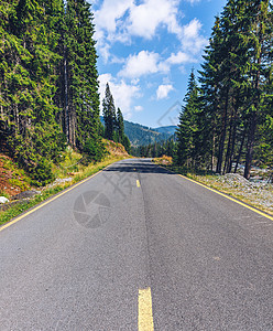 山路 夏季傍晚 岩石景观 晴朗的天空 云彩和美丽的柏油路 复古色调 旅行背景 在山区的公路 运输沥青国家场景路线阳光季节自由小路图片