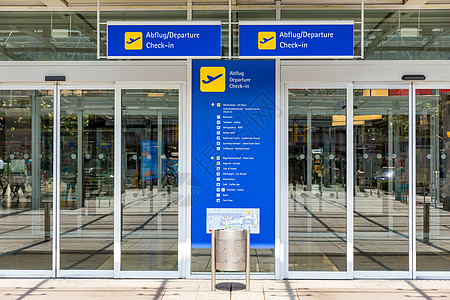 机场航站楼大门入口和自动玻璃门 带有德语和英语信息文本 现代机场玻璃墙过道门窗 航站楼入口 自动玻璃门图片
