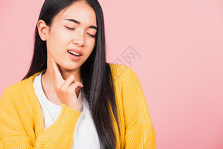 亚洲美丽的年轻亚洲女人有下巴疼痛女孩女性痛苦牙疼流感淋巴结炎疾病感染甲状腺病人图片