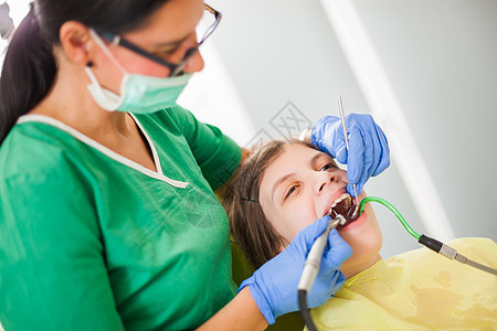 牙医儿童小姑娘医生两个人牙疼空腔打扫修理女士药品女性图片