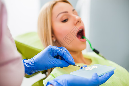 牙医中的女性修理卫生牙科头发空腔牙疼牙齿两个人设备地点图片