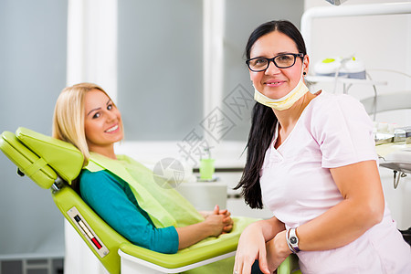 牙医中的女性办公室药品地点快乐保健空腔成人微笑检查诊所图片