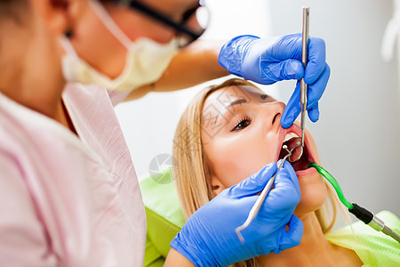 牙医成人牙疼医生牙科两个人保健牙齿药品头发办公室图片