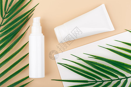 白色无品牌管中一套化妆品瓶的顶端视图 用于针对蜜蜂背景的日常皮肤护理常规图片