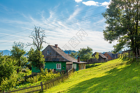 Karpaty山中美丽的村庄夏季风景卡帕蒂山别墅远足农场农村小木屋国家场景建筑学建筑森林图片