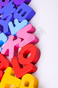 五颜六色的字母块随机散落在惠特玩具教育拼写公司阅读学习积木打字机英语刻字图片