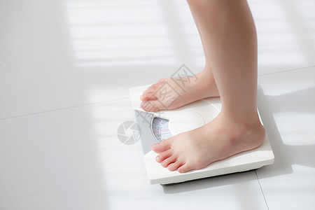 生活方式活动 女性站腿测量赤脚饮食体重秤 女孩苗条减肥措施的特写脚 用于食品控制和营养 健康护理和健康概念平衡女士测量损失赤脚福图片