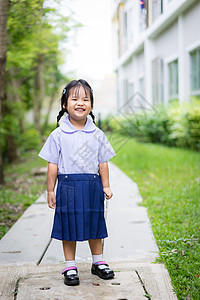 身穿泰国校服的快乐小女孩肖像 站在公园里 复制空间 准备返回学校教育女孩女士幸福乡村白色乐趣学习孩子们微笑图片