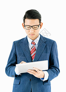 身着西装的商务人士在白色背景上持有笔记本电脑套装戴眼镜人士工作室男人男性商业经理成功眼镜图片